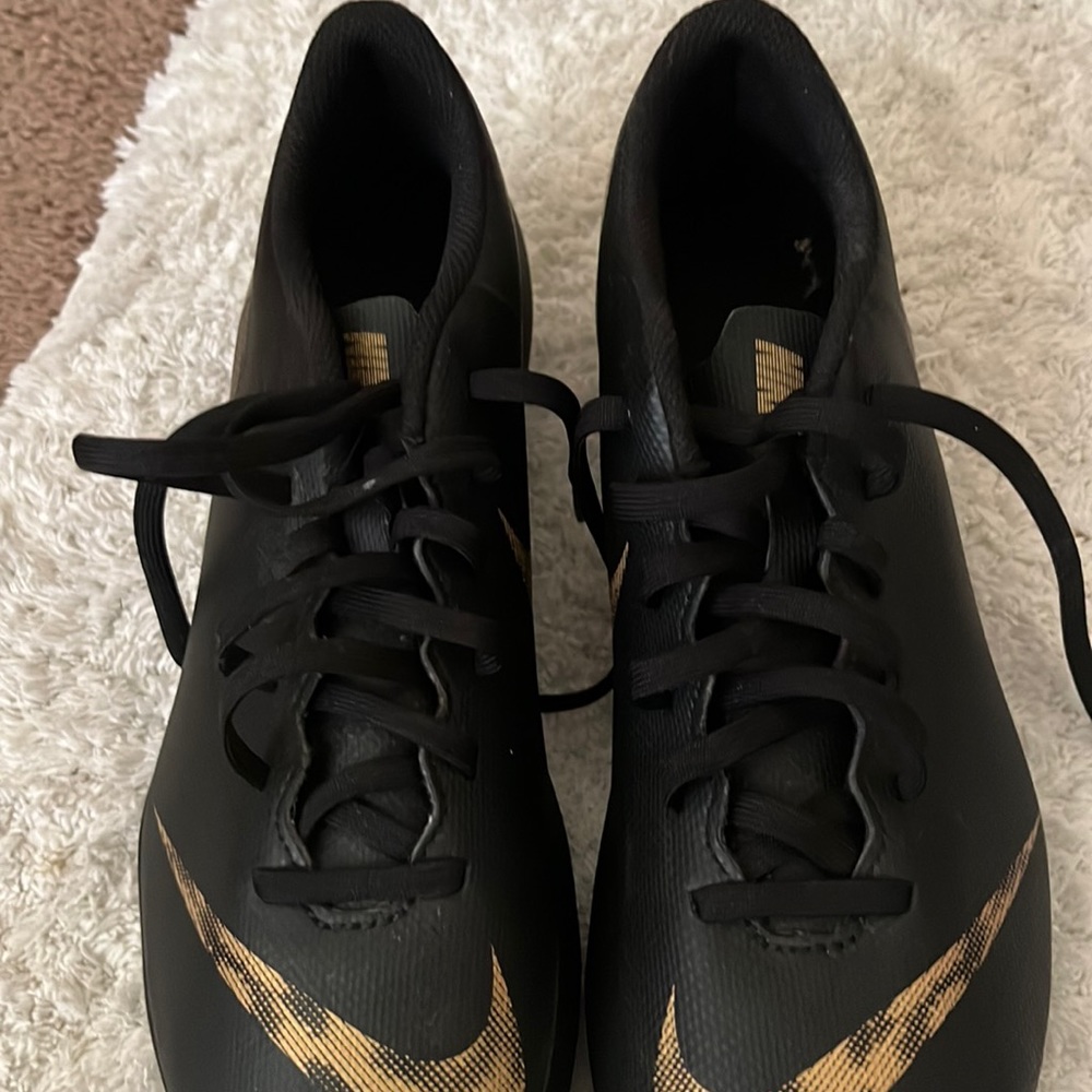 Nike Soccer Cleats Color: Black and Gold Size:7Y